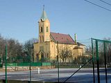 A Hosök tere a teniszpálya felol a katolikus templommal